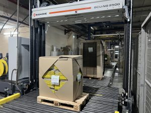 PACKIN team integrating an automatic strapping machine into a packaging line